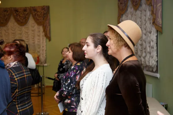 В фойе II амфитеатра Большого зала открылись: выставка современного художественного стекла «Русь великая» заслуженного художника России Юлии Мерзликиной и персональная выставка картин заслуженного художника России Александра Стасюка.
