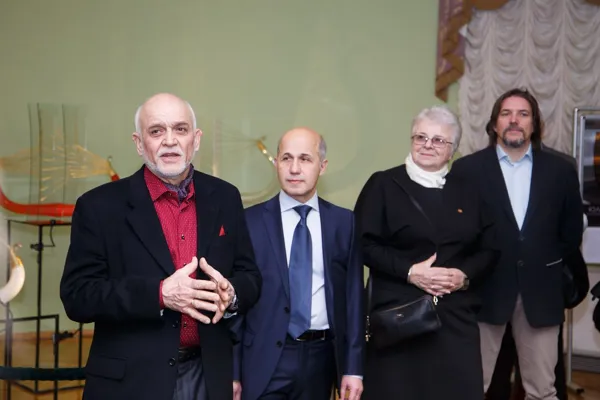 Выступает член Союза Художников России, член Московского Союза Художников, член Творческого Союза Художников России, член Московского Союза Архитектор, заведующий кафедрой «Художественное проектирование интерьеров» МГХПА Александр Николаевич Стасюк, автор персональной выставки в Московской консерватории.