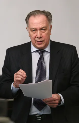 С докладом о проделанной за отчётный период работе выступает Председатель Попечительского совета Московской консерватории, профессор Александр Сергеевич Соколов.