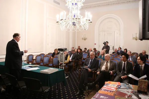 С докладом о проделанной за отчётный период работе выступает Председатель Попечительского совета Московской консерватории, профессор Александр Сергеевич Соколов.