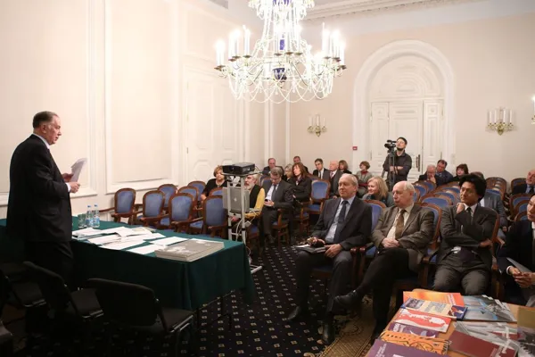 С докладом о проделанной за отчётный период работе выступает Председатель Попечительского совета Московской консерватории, профессор Александр Сергеевич Соколов.