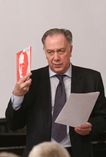 С докладом о проделанной за отчётный период работе выступает Председатель Попечительского совета Московской консерватории, профессор Александр Сергеевич Соколов.