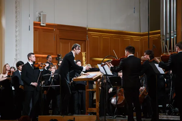 Оркестр MusicAeterna и Теодор Курентзис в Большом зале консерватории.