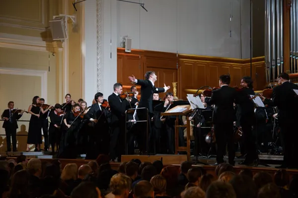 Оркестр MusicAeterna и Теодор Курентзис в Большом зале консерватории.