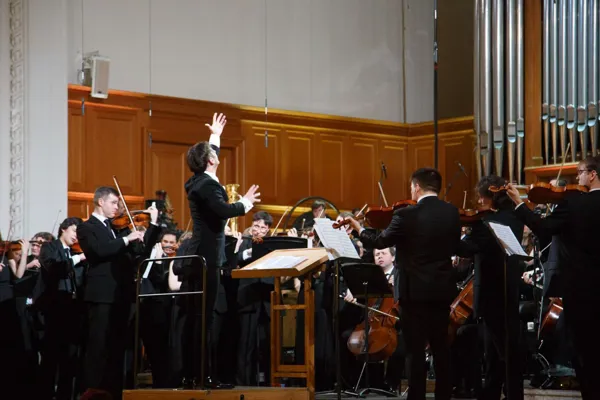 Оркестр MusicAeterna и Теодор Курентзис в Большом зале консерватории.
