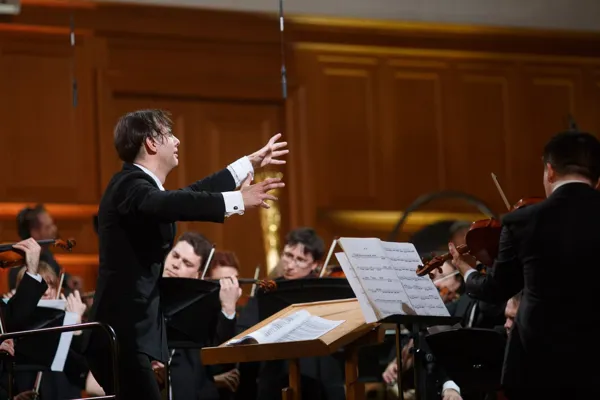 Оркестр MusicAeterna и Теодор Курентзис в Большом зале консерватории.