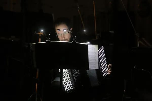 Презентация мультимедийного проекта российских композиторов Николая Попова и Александра Хубеева «Биомеханика 2.0» в Рахманиновском зале консерватории. На сцене Венедикт Пеунов (баян).