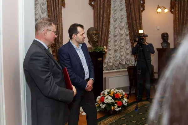 С рассказом о работе над образом композитора выступает автор бюста, член Московского Союза художников, консул Национального общества искусств (США), заслуженный художник Армении, скульптор Микаэль Фридрихович Согоян.