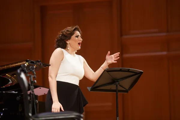 Второй международный музыкальный фестиваль Динары Алиевой Opera Art в Большом зале консерватории. В программе концерта П. И. Чайковский, С. В. Рахманинов. Выступает Динара Алиева (сопрано).