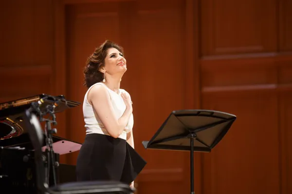 Второй международный музыкальный фестиваль Динары Алиевой Opera Art в Большом зале консерватории. В программе концерта П. И. Чайковский, С. В. Рахманинов. Выступает Динара Алиева (сопрано).