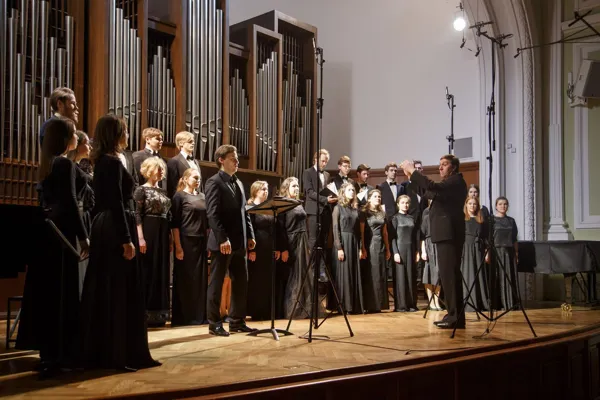 Г. Форе. Tu es Petrus. Солист Иван Журавлёв (тенор). Исполняет хор вокального отделения АМУ при МГК им. П.И. Чайковского. Руководитель и дирижёр Илья Мякишев. Партия фортепиано Диана Хачатурян. Партия органа лауреат I премии (старшая группа) Иван Царёв (АМУ при МГК им. П.И. Чайковского, преподаватель Г.В. Семёнова).