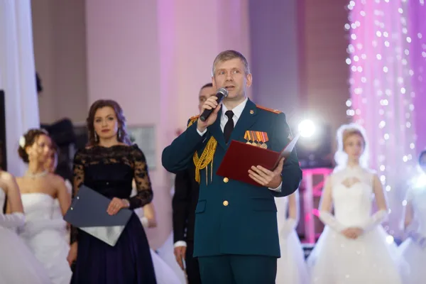 Приветствие начальника Военного унивеситета, доктора педагогических наук, профессора, генерал-полковника Валерия Ивановича Марченкова зачитывает Художественный руководитель оркестра, кандидат искусствоведения, доцент, подполковник Максим Фёдоров.