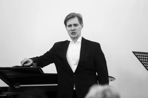 В Мемориальной усадьбе Ф.И. Шаляпина под эгидой Всероссийского музейного объединения музыкальной культуры имени М. И. Глинки и Московской Консерватории им. П.И. Чайковского состоялся очередной концерт из цикла «Вечер романса».  На сцене лауреат международных конкурсов Валентин Азаренков (бас).