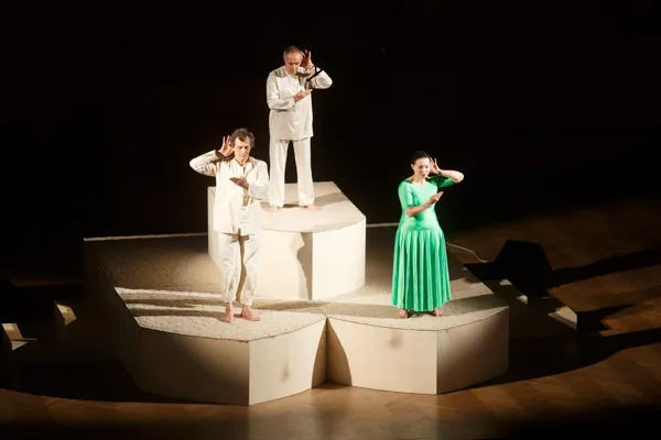К. Штокхаузен. «INORI» («Поклонения») для трёх солистов и оркестра (1973–1974, в записи). На сцене исполнители: Алан Луафи (танцор-мим) Франция — Швейцария; Агнежка Кус (танцор-мим) Польша; Михаил Просняков (танцор-мим) Россия.