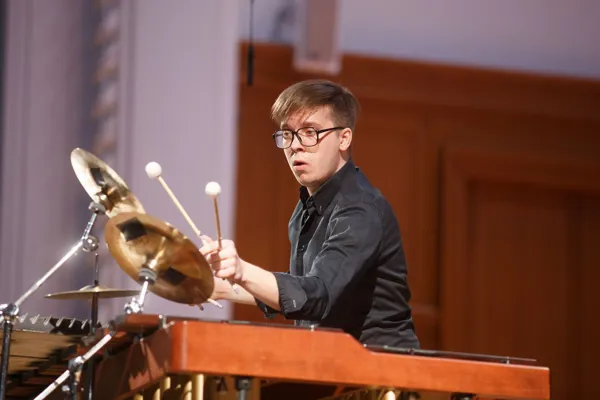 Выступает артист Yamaha Ростислав Шараевский (маримба).