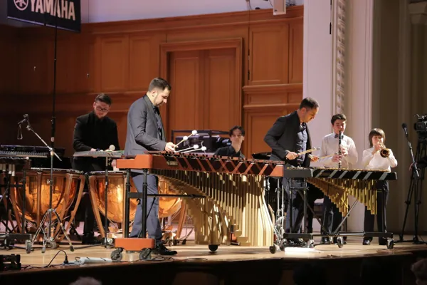 Выступают артисты Yamaha —  Братья Коломийцы (перкуссия).