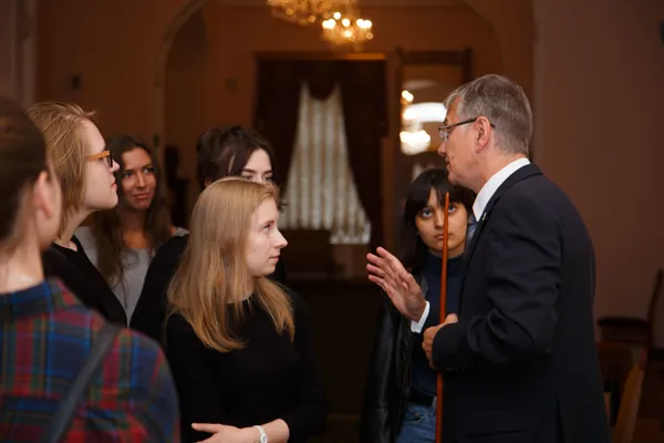 Музыковед, преподаватель, доктор философии Фрайбургского университета имени Альберта-Людвига, Баден-Вюртемберг, ФРГ, директор Музея имени Н.Г. Рубинштейна в Московской консерватории, гид-переводчик, член Ассоциации гидов-переводчиков при Правительстве Москвы Владимир Михайлович Стадниченко проводит для первокурсников факультета исторического и современного исполнительского искусства и вокального факультета экскурсию по зданию Большого зала Московской консерватории.