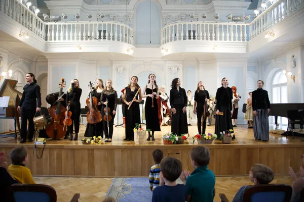 На сцене Ансамбль «Musica tempora», художественный руководитель – Дарья Борковская. 