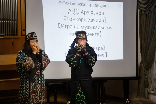 IV Международный фестиваль-симпозиум «Музыкальная карта мира». Традиционные музыкальные инструменты, стили пения и танцы народа айну в концертном зале им Н.Я. Мясковского Московской консерватории. На сцене Саяка Каваками и Нобухико Тиба.