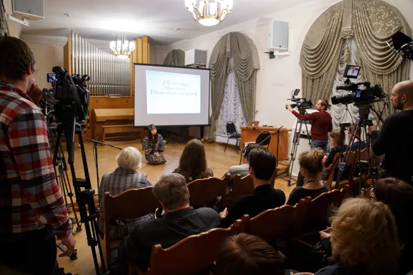 IV Международный фестиваль-симпозиум «Музыкальная карта мира». Традиционные музыкальные инструменты, стили пения и танцы народа айну в концертном зале им Н.Я. Мясковского Московской консерватории.