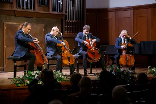 IX Международный виолончельный фестиваль «Vivacello». «Rastrelli Cello Quartet» в составе: Кирилл Кравцов (виолончель, художественный руководитель), Михаил Дегтярёв (виолончель), Кирилл Тимофеев (виолончель), Сергей Драбкин (виолончель, автор аранжировок).