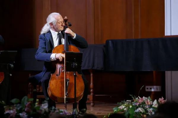 IX Международный виолончельный фестиваль «Vivacello». Выступает «Rastrelli Cello Quartet». На сцене Сергей Драбкин (виолончель, автор аранжировок коллектива).