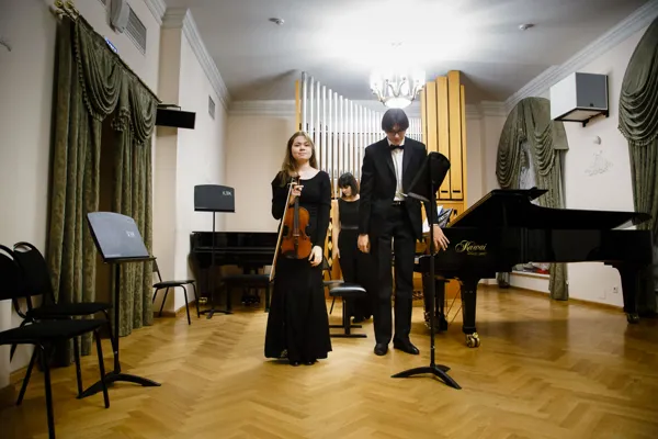 На сцене Карина Гиматова (скрипка) и Антон Яшкин (фортепиано).