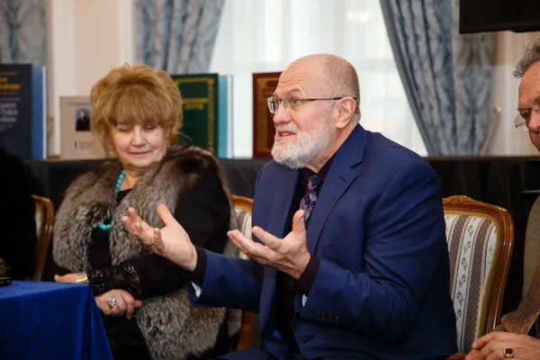 Выступает дирижёр, преподаватель Triton College в Чикаго, основатель и руководитель Общества св. Романа Сладкопевца и художественный руководитель певчих Института св. Патриарха Тихона Пётр Ермихов.