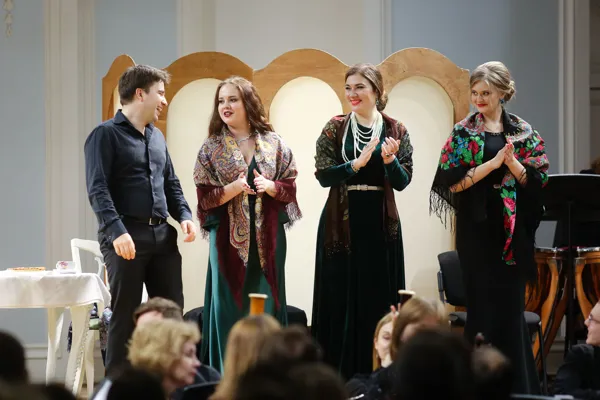 На сцене Александр Чернов (тенор), Алёна Розкопа (сопрано), Анна Викторова (меццо-сопрано), Вероника Ершова (меццо-сопрано).
