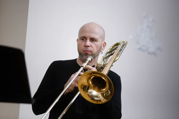 На сцене Дмитрий Шаров (тромбон).