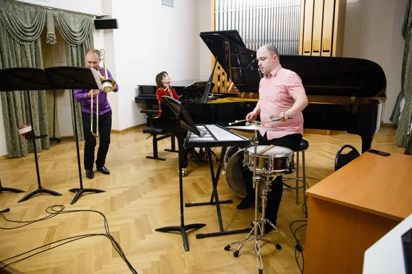 Майк Свобода. Music для тромбона, фортепиано и ударных (2011). Исполняют Михаил Оленев (тромбон), Наталия Черкасова (фортепиано), Андрей Винницкий (ударные).