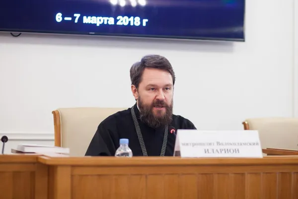 Участников и гостей приветствует председатель Отдела внешних церковных связей Московского Патриархата, ректор Общецерковной аспирантуры и докторантуры имени святых равноапостольных Кирилла и Мефодия, доктор богословия, доктор философских наук, профессор, митрополит Волоколамский Иларион.