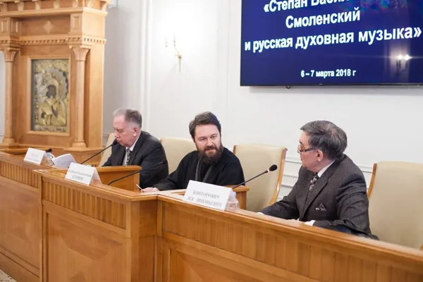 Участников и гостей конференции приветствует Народный артист Российской Федерации, Заслуженный деятель искусств Российской Федерации, заведующий кафедрой хорового дирижирования Московской государственной консерватории имени П.И. Чайковского, профессор Лев Зиновьевич Конторович.