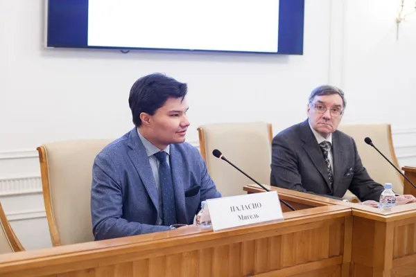 Модератор научного заседания – руководитель Управления по общественным связям и протоколу Общецерковной аспирантуры и докторантуры имени святых равноапостольных Кирилла и Мефодия Мигель Паласио; председательствует – Народный артист Российской Федерации, Заслуженный деятель искусств Российской Федерации, заведующий кафедрой хорового дирижирования Московской консерватории, профессор Лев Зиновьевич Конторович.