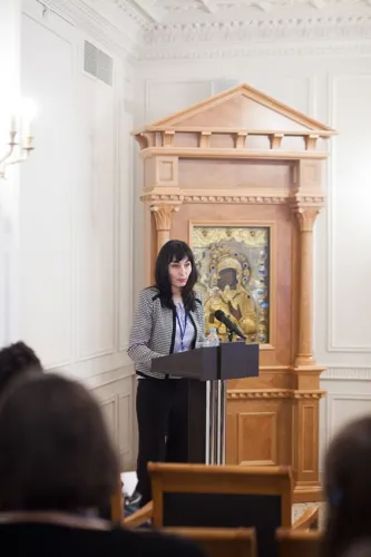 О православных певческих традициях народов Среднего Поволжья, от С.В. Смоленского – к нашим дням, рассказывает доцент кафедры теории музыки и композиции Казанской государственной консерватории имени Н.Г. Жиганова, кандидат искусствоведения Айсылу Тагировна Гумерова.
