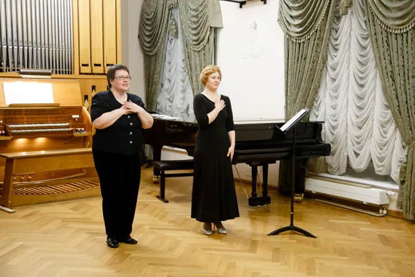 На сцене зала им. Н.Я. Мясковского Марина Воинова (орган), Юлия Лабинская (сопрано).