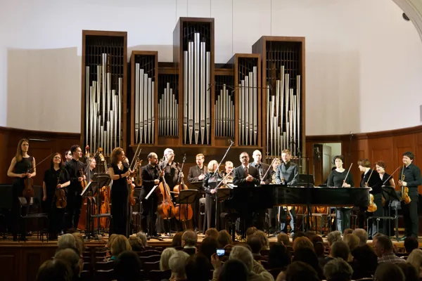 Абонемент № 15. Вечера с Элисо Вирсаладзе. На сцене камерный оркестр «Musica viva», художественный руководитель и дирижёр Александр Рудин.