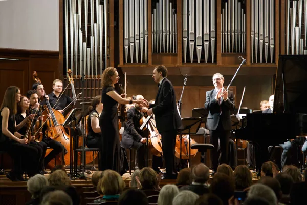 На сцене Малого зала консерватории камерный оркестр «Musica viva», художественный руководитель и дирижёр Александр Рудин. Солист – лауреат международных конкурсов Дмитрий Каприн. 