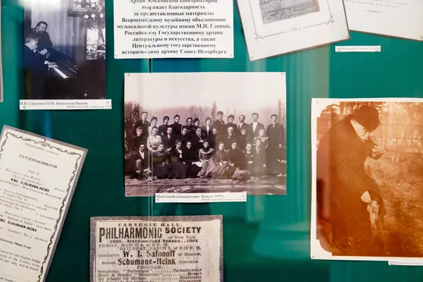 Выставка в фойе Большого зала, подготовленная архивом Московской консерватории, посвящена 100-летию со дня кончины В. И. Сафонова.