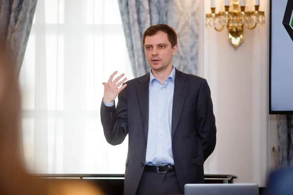 Роман Владимирович Олейников (Национальный исследовательский ядерный университет «МИФИ») выступает с докладом «Визуальное представление гармонии».