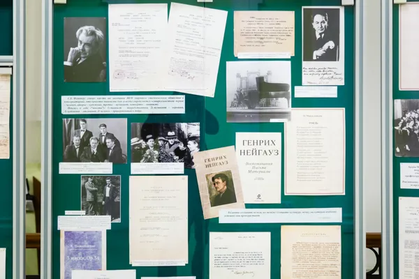 Выставка к 130-летию со дня рождения выдающегося пианиста и педагога, директора Московской консерватории (1935 – 37) Генриха Густавовича Нейгауза подготовлена архивом Московской консерватории.