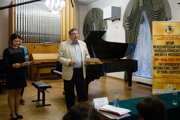 Председатель жюри конкурса, Заслуженный деятель искусств РСФСР, Народный артист России, и.о. зав. кафедрой сочинения Московской консерватории Александр Чайковский (Россия) объявляет результаты конкурса.