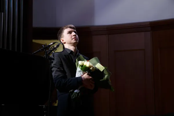 На сцене лауреат международных конкурсов Алексей Мельников (фортепиано).