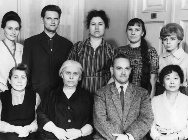 Сотрудники КНМ. Стоят: Е.С. Булгакова, В.М. Щуров, И.К. Свиридова, Т.А. Чудова, Н.Е. Ржавинская. Сидят: К.Г. Свитова, А.В. Руднева, Б.И. Рабинович, Т.К. Ким. 1965 год.