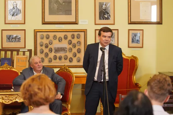 Выступает Заместитель министра культуры РФ Владимир Геннадьевич Осинцев 
