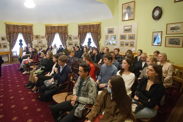 Первокурсники Оркестрового факультета в Овальном зале музея Рубинштейна