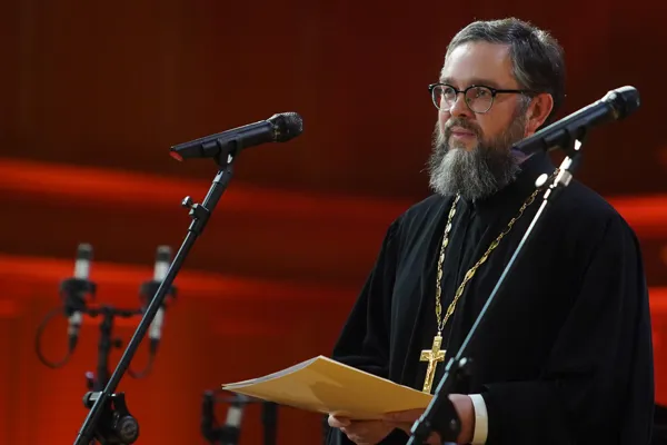 Секретарь по делам дальнего зарубежья Отдела внешних церковных связей Московского Патриархата протоиерей Сергий Звонарев оглашает поздравительное послание Московской консерватории Святейшего Патриарха Московского и всея Руси Кирилла 