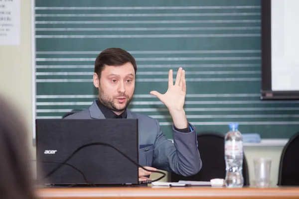 Алексей Владимирович Богаченко (Академия хорового искусства имени В. С. Попова) читает доклад на тему «Архитектоника ирмосов столпового распева: текст и напев (на примере ирмосов 1-го канона Рождеству Христову)»