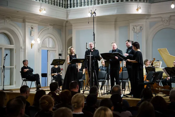 Ансамбль «Bach-consort». Слева направо (стоят): Лилия Гайсина (сопрано), Артём Волков (тенор), Антон Тутнов (бас), Владимир Красов (баритон), художественный руководитель – Юлия Микконен (альт)