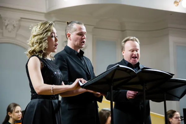 Ансамбль «Bach-consort». Слева направо: Лилия Гайсина (сопрано), Артём Волков (тенор), Антон Тутнов (бас)
